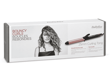 Charger l&#39;image dans la galerie, Boîte avec image de femme et texte sur un fer à friser.
