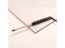 Charger l&#39;image dans la galerie, Fer à friser noir avec un canon or rose, sur un fond rose clair.
