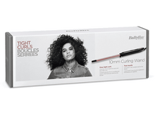 Charger l&#39;image dans la galerie, Boîte blanche. Texte : Boucles serrées, fer à friser 10 mm. Le visage d&#39;une femme aux cheveux bouclés est sur la boîte. Babyliss Paris.
