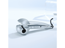 Charger l&#39;image dans la galerie, Fer à friser, bleu et argent, sur fond bleu clair. Il est ouvert.
