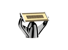 Charger l&#39;image dans la galerie, Gros plan sur une tête de rasoir chromée avec une lame dorée. Le fond est noir, soulignant l&#39;éclat métallique du rasoir.
