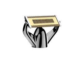 Gros plan sur une tête de rasoir chromée avec une lame dorée. Le fond est noir, soulignant l