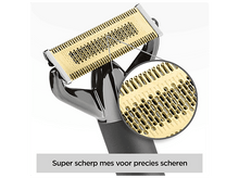 Charger l&#39;image dans la galerie, Gros plan sur une lame de rasoir dorée avec un manche noir. Un cercle agrandi montre le détail de la lame. Texte en bas.

