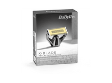 Charger l&#39;image dans la galerie, Une boîte de remplacement de lame BaByliss X-Blade. La boîte est noire avec du texte argenté. Une lame argentée et dorée est devant la boîte.
