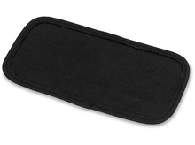 Charger l&#39;image dans la galerie, Un simple coussinet rectangulaire noir avec un bord légèrement arrondi sur fond blanc.
