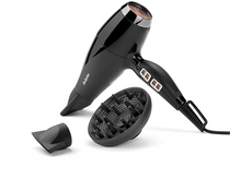 Charger l&#39;image dans la galerie, Un sèche-cheveux noir avec accessoires. Il est sur fond blanc. Il y a un diffuseur et une buse.
