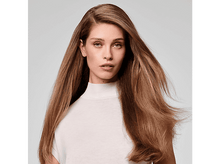 Charger l&#39;image dans la galerie, Femme aux longs cheveux bruns et fluides, regardant la caméra. Fond clair.
