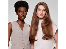 Charger l&#39;image dans la galerie, Deux femmes posent, une en gilet, l&#39;autre avec de longs cheveux. Fond blanc.
