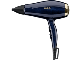 Sèche-cheveux bleu avec buse noire et grille dorée sur fond noir.