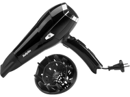 Un sèche-cheveux noir avec un accessoire diffuseur, en angle sur fond noir.