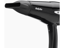 Charger l&#39;image dans la galerie, Un sèche-cheveux noir avec une buse. La marque &#39;BaByliss&#39; est visible sur le côté.

