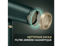 Charger l&#39;image dans la galerie, Gros plan d&#39;un sèche-cheveux avec un filtre en cours de retrait. Texte en français : NETTOYAGE FACILE, FILTRE ARRIÈRE MAGNÉTIQUE.
