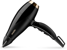 Charger l&#39;image dans la galerie, Sèche-cheveux Babyliss noir avec des accents dorés, incliné vers la droite sur fond noir.
