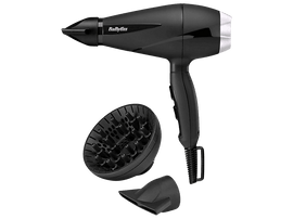 Sèche-cheveux noir avec accessoires sur fond noir.