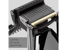 Charger l&#39;image dans la galerie, Gros plan sur une lame de tondeuse noire et dorée. Texte : Lames en acier japonais.

