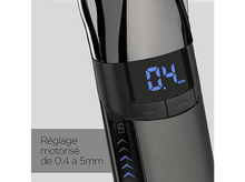 Charger l&#39;image dans la galerie, Gros plan de l&#39;affichage numérique d&#39;une tondeuse montrant un réglage de 0,4 mm, avec des boutons et un indicateur de batterie.
