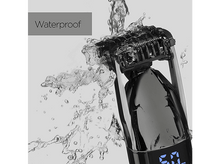 Charger l&#39;image dans la galerie, Un rasoir noir et argenté arrosé d&#39;eau. Le mot « Étanche » est en haut à gauche.
