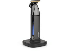 Charger l&#39;image dans la galerie, Une tondeuse à cheveux Babyliss noire et argentée sur une base noire.
