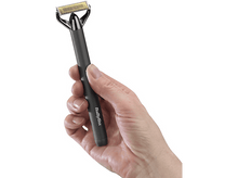Charger l&#39;image dans la galerie, Une main tient un rasoir noir BaByliss sur fond blanc. Le rasoir a une lame dorée et un manche sombre.

