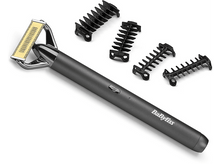 Charger l&#39;image dans la galerie, Une tondeuse Babyliss avec lames et quatre accessoires de coupe noirs sur fond blanc. La tondeuse est grise.
