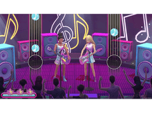 Charger l&#39;image dans la galerie, Deux figurines Barbie jouant de la guitare sur scène. La scène a des haut-parleurs et des notes de musique.
