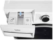 Charger l&#39;image dans la galerie, Gros plan sur le tiroir à lessive d&#39;une machine à laver, avec des compartiments pour lessive et adoucissant. La machine est blanche, avec un bouton noir.
