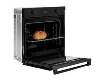Charger l&#39;image dans la galerie, Un four noir ouvert avec un pain sur la grille et la porte ouverte, sur fond blanc.
