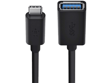 Un câble noir USB-C vers USB-A. L'extrémité USB-C est à gauche, l'USB-A à droite.