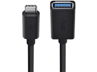 Un câble noir USB-C vers USB-A. L'extrémité USB-C est à gauche, l'USB-A à droite.