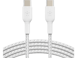 Câbles USB-C blancs, deux, connectés, câble tressé, fond blanc.