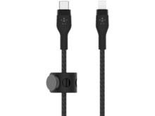 Charger l&#39;image dans la galerie, Câble Belkin USB-C vers Lightning noir. Fond noir. Support de câble attaché.
