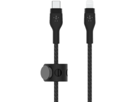 Câble Belkin USB-C vers Lightning noir. Fond noir. Support de câble attaché.