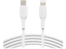Charger l&#39;image dans la galerie, Un câble de charge blanc avec un connecteur USB-C à une extrémité et un connecteur Lightning à l&#39;autre, à plat.
