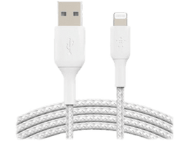 Câble USB vers Lightning blanc. Le câble a une couche extérieure tressée blanche et deux connecteurs.