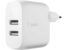 Un chargeur USB Belkin blanc avec deux ports USB, vu de face.
