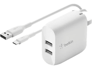 Adaptateur de charge blanc avec deux ports USB et câbles attachés.