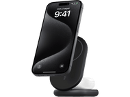 Téléphone noir sur un chargeur sans fil noir. AirPods blancs sur le chargeur. Le téléphone se charge.