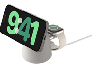 Support de chargement de téléphone avec iPhone et Apple Watch, affichant l'heure, sur une surface blanche.