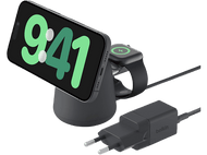 Station de charge sans fil avec iPhone et Apple Watch. Noir et gris. Fond noir.