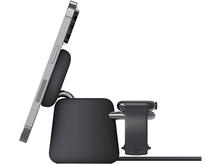 Charger l'image dans la galerie, Un socle de chargement noir avec un téléphone et une Apple Watch attachés, orientés vers la gauche.

