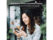 Charger l&#39;image dans la galerie, Femme utilisant un téléphone avec batterie externe noire connectée. Fond : magasin avec plantes.
