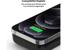 Charger l&#39;image dans la galerie, Un téléphone se chargeant sur une base noire, avec un indicateur de charge vert. Texte sur MagSafe.
