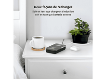 Charger l&#39;image dans la galerie, Table de chevet blanche avec une tasse à café et un téléphone en charge sur un socle noir.
