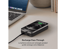 Charger l&#39;image dans la galerie, Téléphone chargeant sur batterie externe noire. Ordinateur portable en arrière-plan. 100% chargé.
