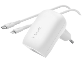 Un chargeur Belkin blanc avec deux câbles blancs attachés. Un câble a un connecteur USB-C, l
