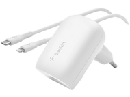 Un chargeur Belkin blanc avec deux câbles blancs attachés. Un câble a un connecteur USB-C, l'autre un connecteur Lightning. Le chargeur a une prise.