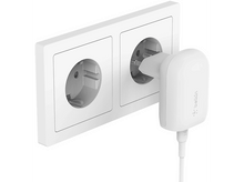 Charger l&#39;image dans la galerie, Prise de courant blanche avec un chargeur Belkin branché. Une prise est vide. Le chargeur est blanc.
