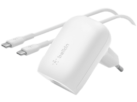 Chargeur Belkin blanc avec deux câbles USB-C attachés.