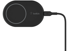 Charger l&#39;image dans la galerie, Socle de chargement sans fil Belkin noir avec un câble sombre qui s&#39;en étend.
