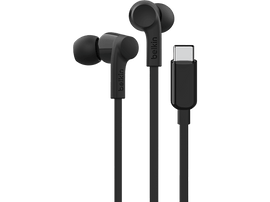 Écouteurs Belkin noirs et un câble USB-C. Les écouteurs sont mis au point et ont le logo Belkin.